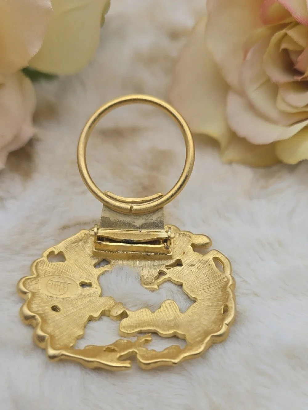 Mary McFadden, Signed. FLoral/Scalloped Gold-Tone Scarf Clip